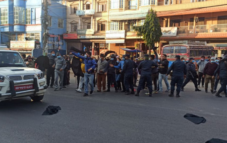कालोझन्डा देखाएर विरोध प्रदर्शन गर्दै नेपाली कांग्रेस।